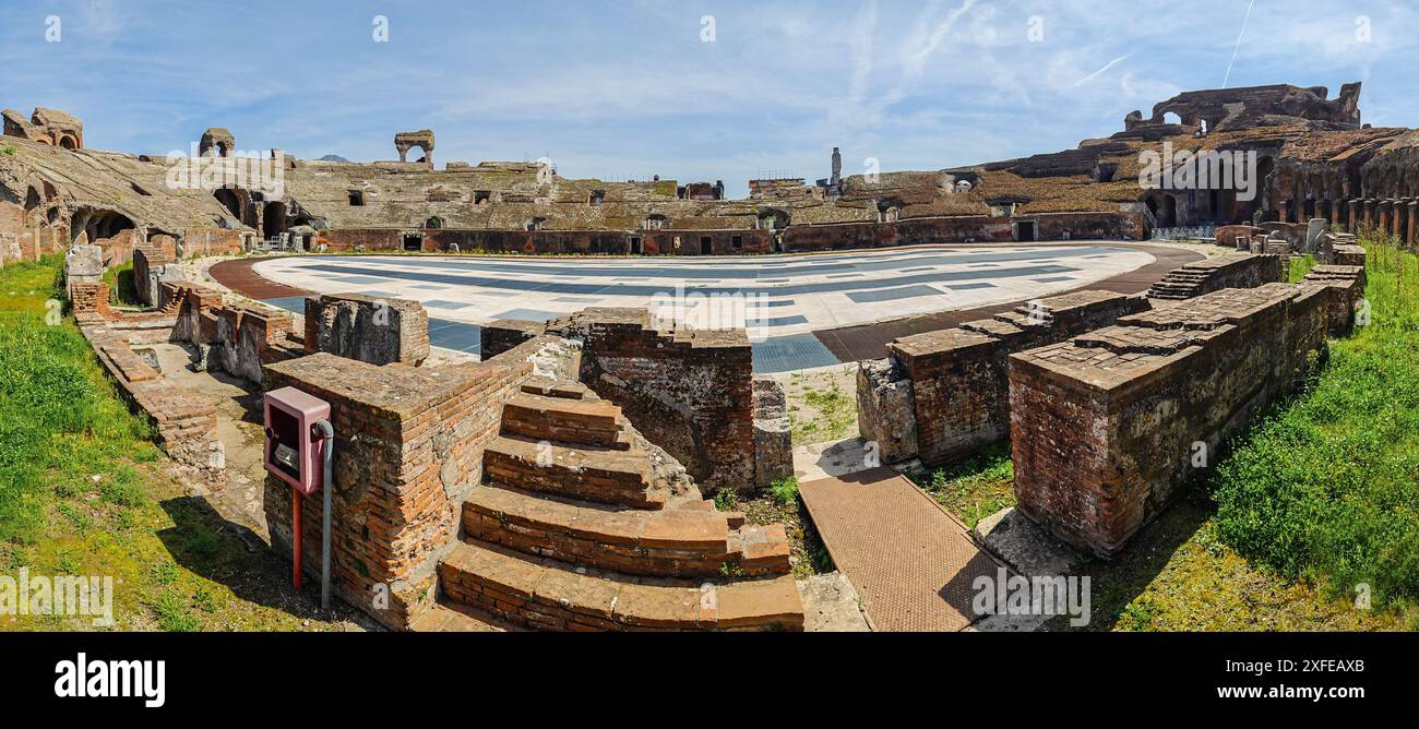 Costruito ancor prima del Colosseo e probabilmente un modello per esso, l'anfiteatro di Capua è uno degli anfiteatro meglio conservati dell'epoca romana Foto Stock