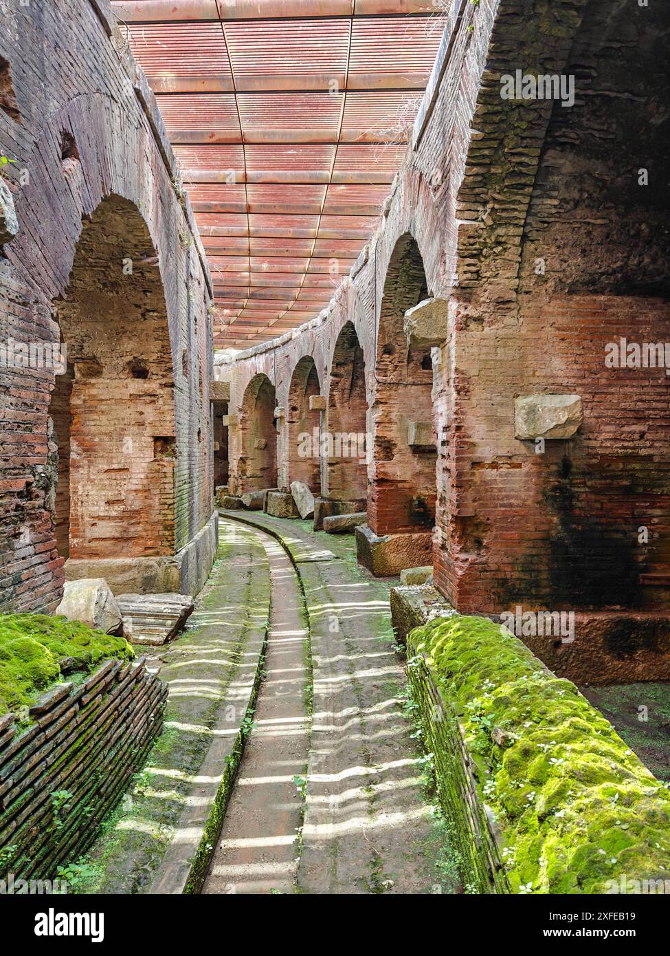 Costruito ancor prima del Colosseo e probabilmente un modello per esso, l'anfiteatro di Capua è uno degli anfiteatro meglio conservati dell'epoca romana Foto Stock