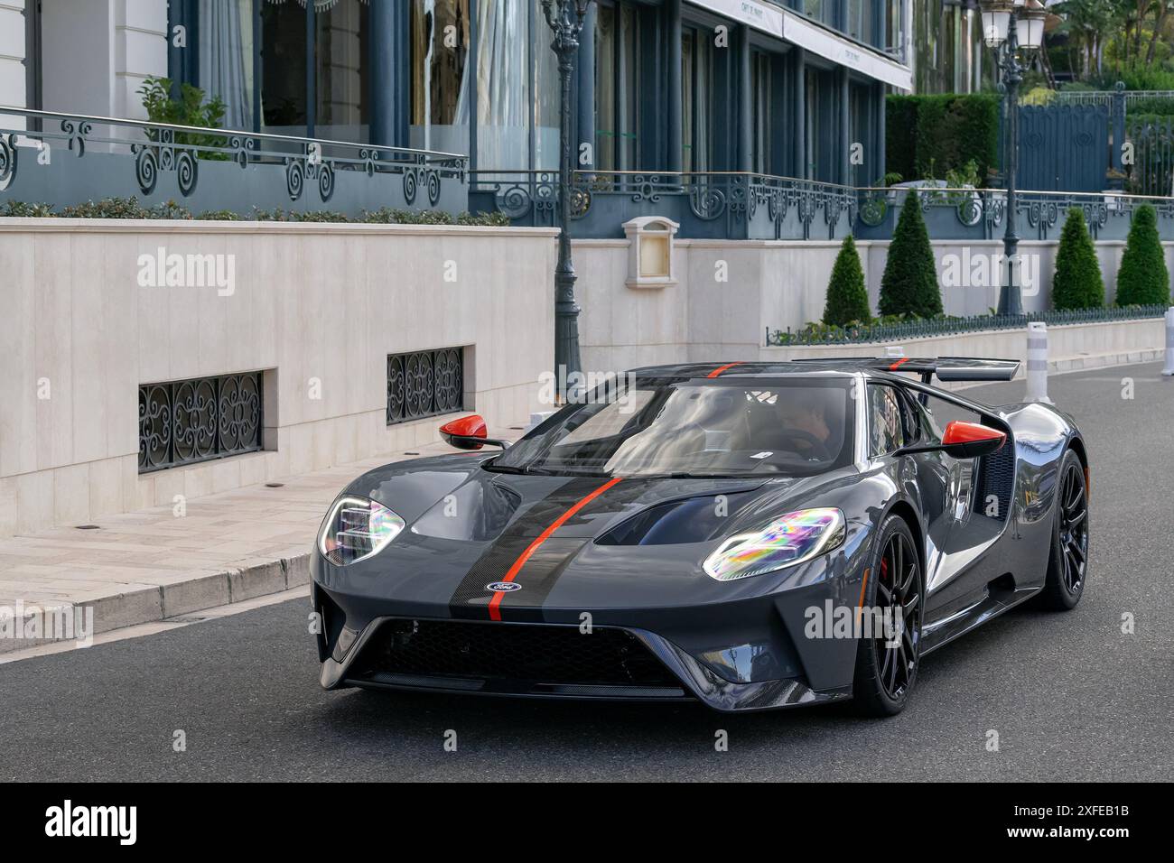 Monaco, Monaco - Vista su una Ford GT grigia che guida sulla Piazza del Casinò. Foto Stock