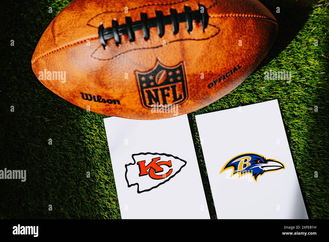 BALTIMORE, USA, 2 LUGLIO 2024: Kansas City Chiefs vs Baltimore Ravens. Partita di apertura della stagione NFL 2024. Pallone da football americano su erba verde Foto Stock