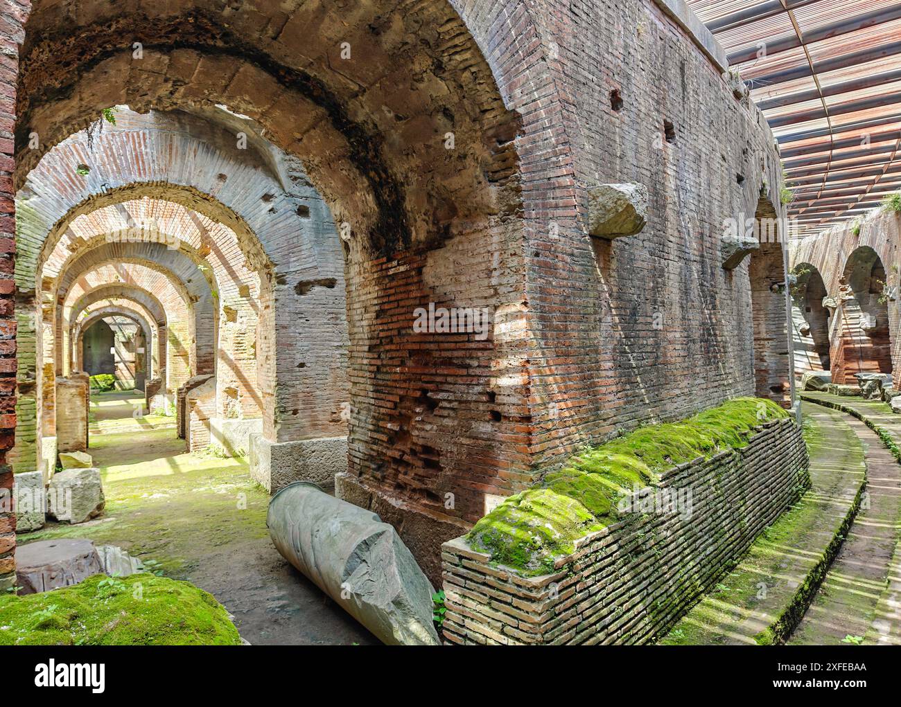 Costruito ancor prima del Colosseo e probabilmente un modello per esso, l'anfiteatro di Capua è uno degli anfiteatro meglio conservati dell'epoca romana Foto Stock