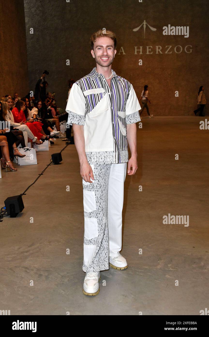 Felix Nieder bei der Ewa Herzog Fashion Show auf der Berlin Fashion Week S/S 2025 in der König Galerie. Berlino, 02.07.2024 *** Felix Nieder alla Ewa Herzog Fashion Show alla Berlin Fashion Week S 2025 nella König Galerie Berlin, 02 07 2024 foto:Xn.xKubelkax/xFuturexImagex herzog_4720 Foto Stock