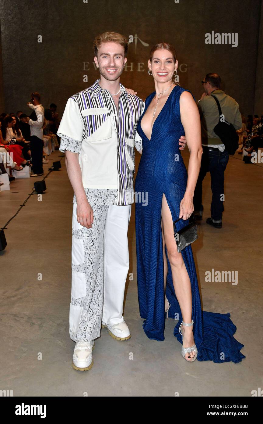 Felix Nieder und Rebecca Kunikowski bei der Ewa Herzog Fashion Show auf der Berlin Fashion Week S/S 2025 in der König Galerie. Berlino, 02.07.2024 *** Felix Nieder e Rebecca Kunikowski alla sfilata Ewa Herzog Fashion Week S 2025 nella König Galerie Berlin, 02 07 2024 foto:Xn.xKubelkax/xFuturexImagex herzog_4723 Foto Stock