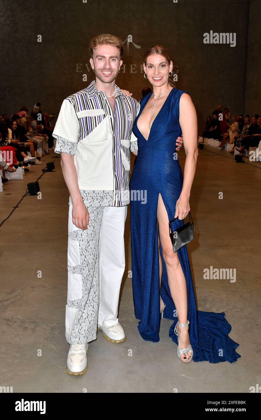 Felix Nieder und Rebecca Kunikowski bei der Ewa Herzog Fashion Show auf der Berlin Fashion Week S/S 2025 in der König Galerie. Berlino, 02.07.2024 *** Felix Nieder e Rebecca Kunikowski alla sfilata Ewa Herzog Fashion Week S 2025 nella König Galerie Berlin, 02 07 2024 foto:Xn.xKubelkax/xFuturexImagex herzog_4724 Foto Stock