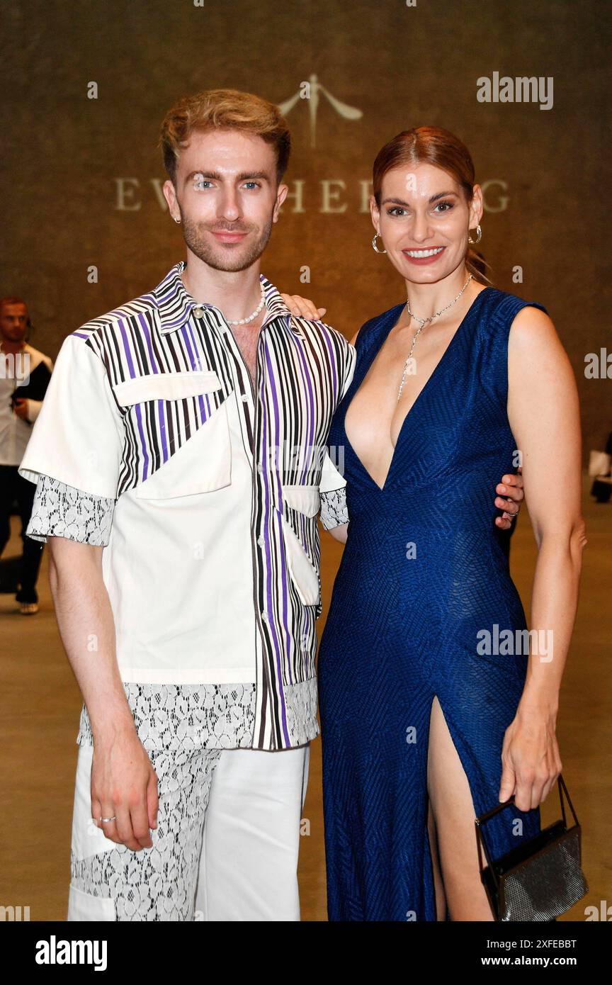 Felix Nieder und Rebecca Kunikowski bei der Ewa Herzog Fashion Show auf der Berlin Fashion Week S/S 2025 in der König Galerie. Berlino, 02.07.2024 *** Felix Nieder e Rebecca Kunikowski alla sfilata Ewa Herzog Fashion Week S 2025 nella König Galerie Berlin, 02 07 2024 foto:Xn.xKubelkax/xFuturexImagex herzog_4725 Foto Stock