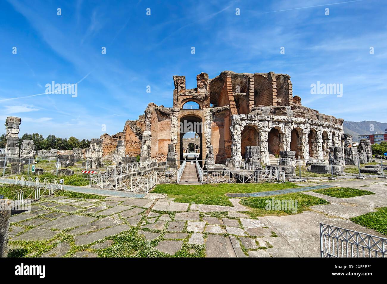 Costruito ancor prima del Colosseo e probabilmente un modello per esso, l'anfiteatro di Capua è uno degli anfiteatro meglio conservati dell'epoca romana Foto Stock