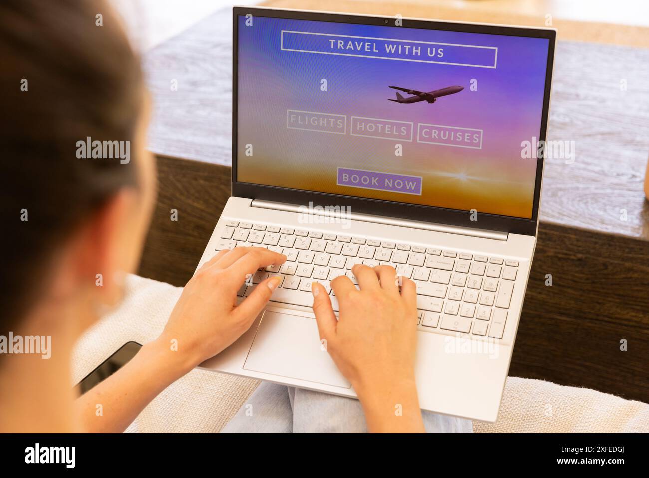 Prenotazione di viaggi online, donna che utilizza un laptop per voli, hotel e crociere Foto Stock