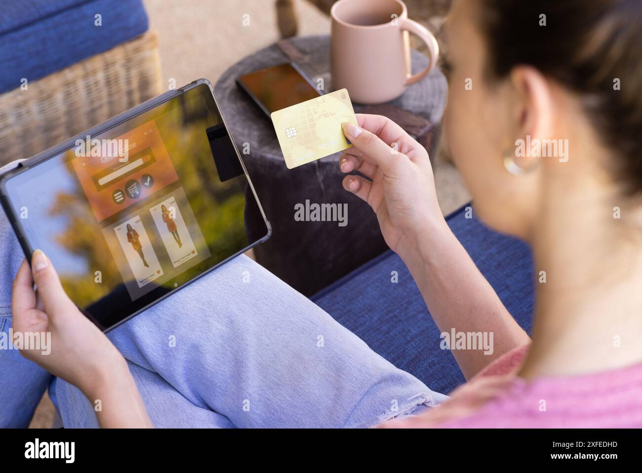 Shopping online, donna con carta di credito e tablet a casa Foto Stock