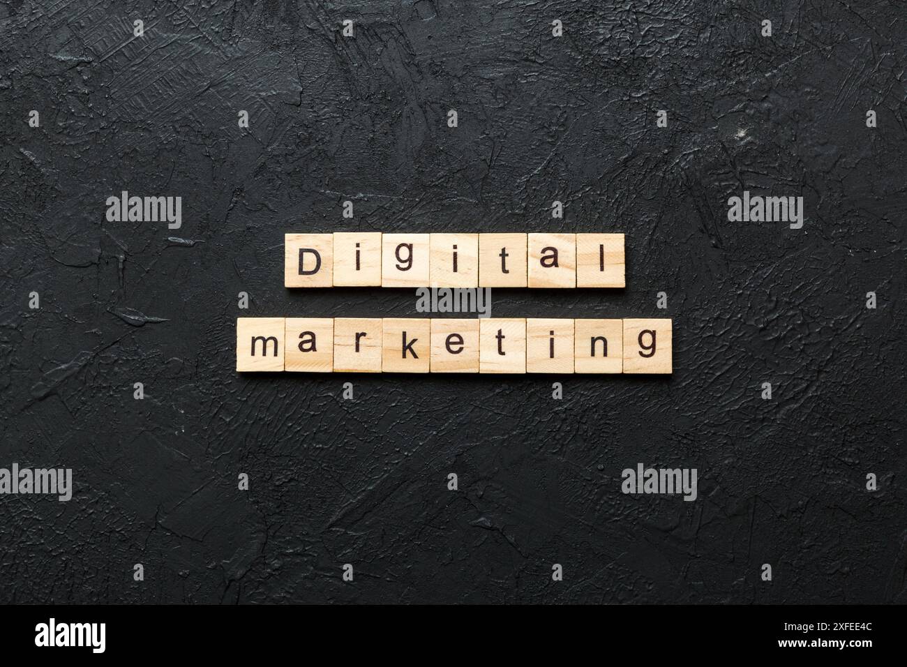 Parola di marketing digitale scritta su legno blocco. Testo di marketing digitale su tabella di cemento per il vostro desing, concetto. Foto Stock