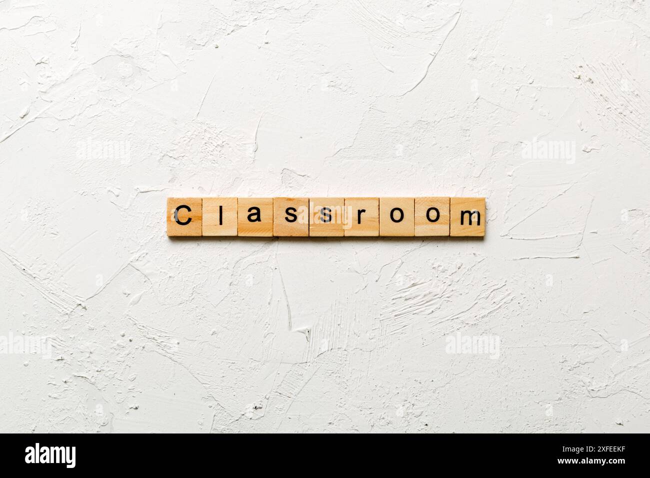 Parola di classe scritta su blocco di legno. Testo in aula sulla tabella di cemento per il vostro desing, concetto. Foto Stock