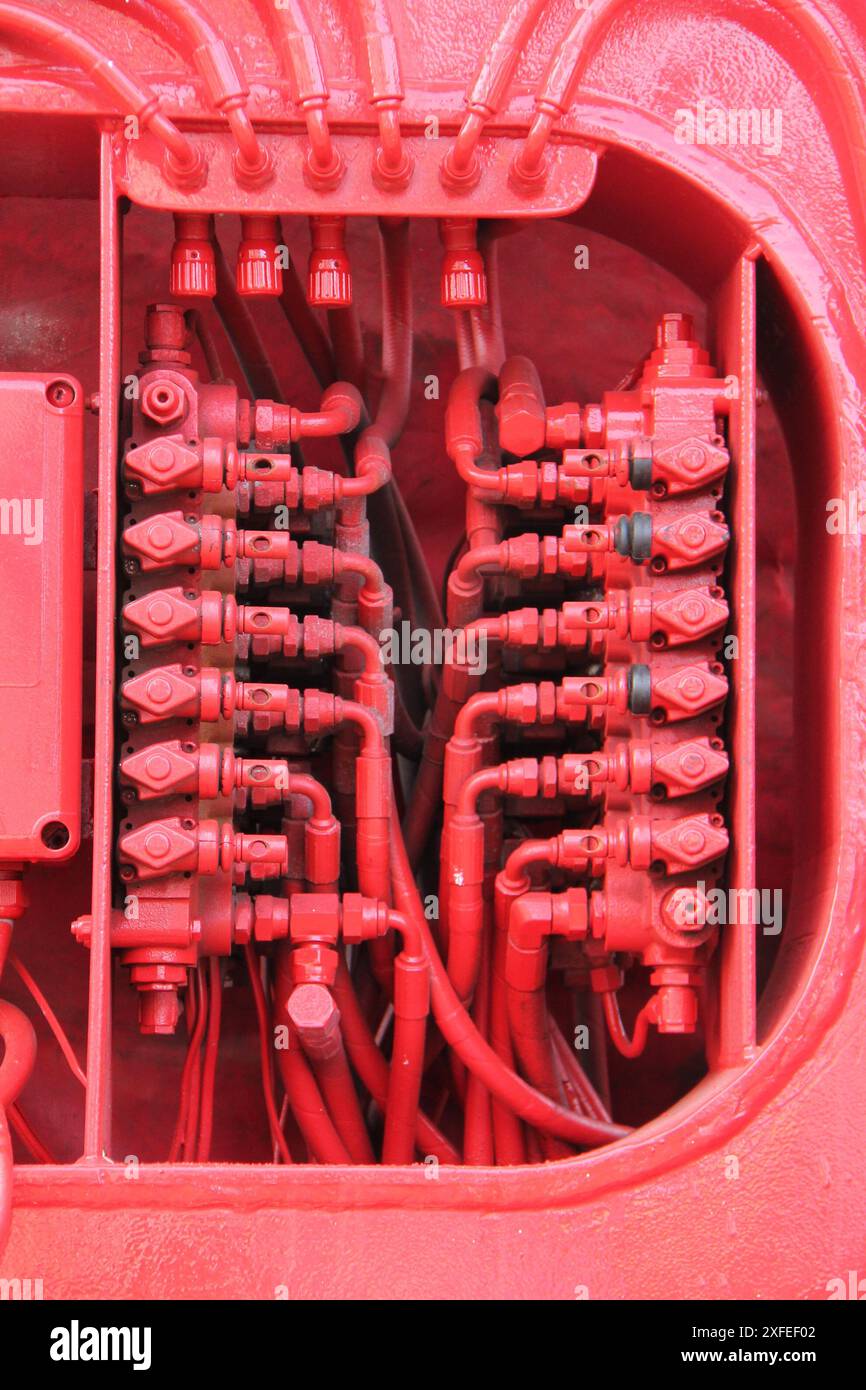 La scatola di distribuzione su un impianto idraulico di grandi dimensioni. Foto Stock
