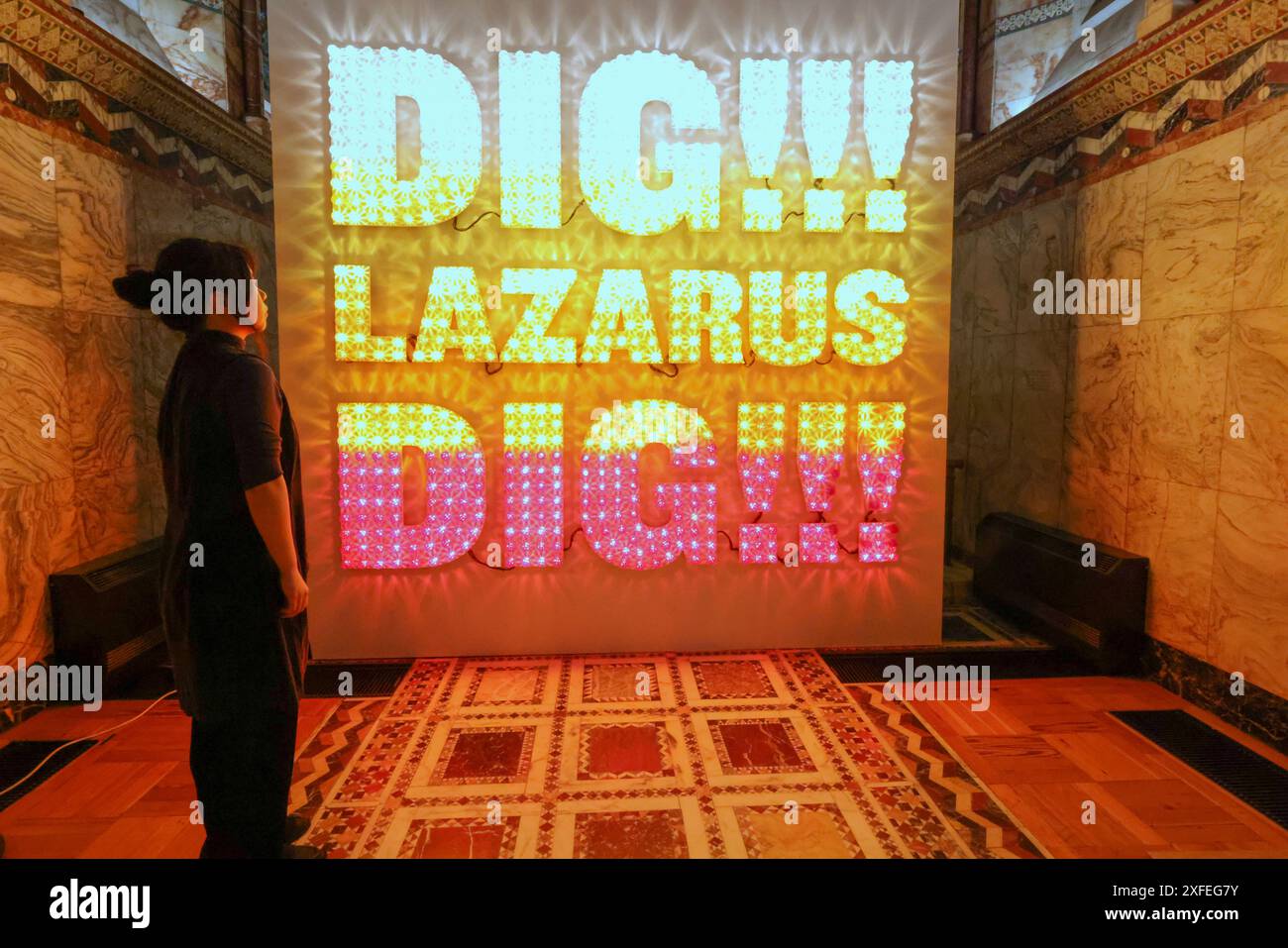 londra, Regno Unito. 3 luglio 2024. Tim Noble e sue Webster, Dig!!! Lazarus Dig !!!2007, 775 cappelli riflettori UFO, lampade e supporti, foamex, sequenziatore elettronico di luce, (effetto shimmer a 4 canali), per due settimane a luglio, opere di alcuni dei principali nomi dell'arte contemporanea saranno esposte alla Fitzrovia Chapel in un'esplorazione di stregoneria, femminismo e satira, le cui opere approfondiscono la nostra continua ossessione per le streghe, il potere femminile e le immagini proto-religiose, fino al 12 luglio . Paul Quezada-Neiman/Alamy Live News crediti: Paul Quezada-Neiman/Alamy Live News Foto Stock