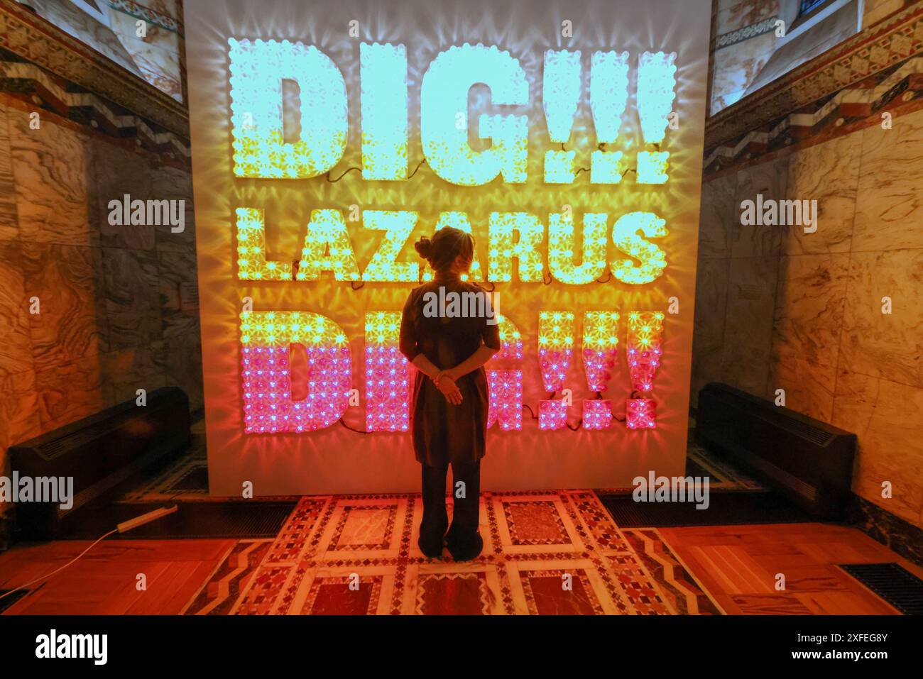 Londra, Regno Unito. 3 luglio 2024. Tim Noble e sue Webster, Dig!!! Lazarus Dig !!!2007, 775 cappelli riflettori UFO, lampade e supporti, foamex, sequenziatore elettronico di luce, (effetto shimmer a 4 canali), per due settimane a luglio, opere di alcuni dei principali nomi dell'arte contemporanea saranno esposte alla Fitzrovia Chapel in un'esplorazione di stregoneria, femminismo e satira, le cui opere approfondiscono la nostra continua ossessione per le streghe, il potere femminile e le immagini proto-religiose, fino al 12 luglio . Paul Quezada-Neiman/Alamy Live News crediti: Paul Quezada-Neiman/Alamy Live News Foto Stock