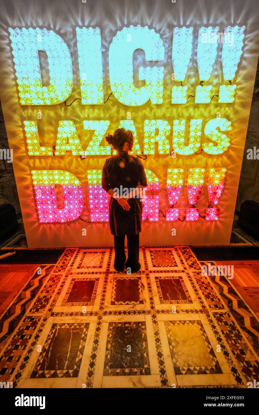 Londra, Regno Unito. 3 luglio 2024. Tim Noble e sue Webster, Dig!!! Lazarus Dig !!!2007, 775 cappelli riflettori UFO, lampade e supporti, foamex, sequenziatore elettronico di luce, (effetto shimmer a 4 canali), per due settimane a luglio, opere di alcuni dei principali nomi dell'arte contemporanea saranno esposte alla Fitzrovia Chapel in un'esplorazione di stregoneria, femminismo e satira, le cui opere approfondiscono la nostra continua ossessione per le streghe, il potere femminile e le immagini proto-religiose, fino al 12 luglio . Paul Quezada-Neiman/Alamy Live News crediti: Paul Quezada-Neiman/Alamy Live News Foto Stock