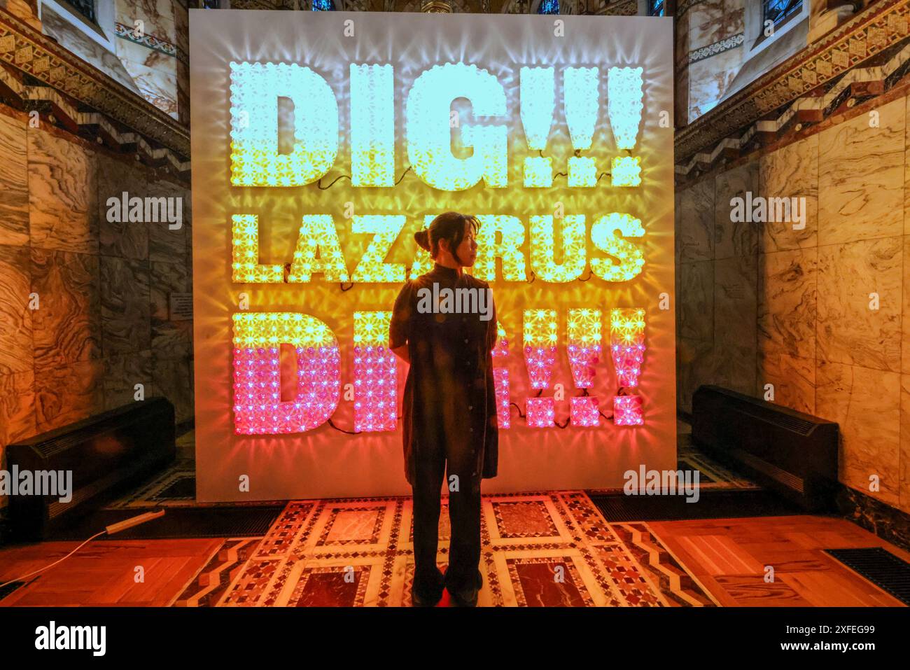 londra, Regno Unito. 3 luglio 2024. Tim Noble e sue Webster, Dig!!! Lazarus Dig !!!2007, 775 cappelli riflettori UFO, lampade e supporti, foamex, sequenziatore elettronico di luce, (effetto shimmer a 4 canali), per due settimane a luglio, opere di alcuni dei principali nomi dell'arte contemporanea saranno esposte alla Fitzrovia Chapel in un'esplorazione di stregoneria, femminismo e satira, le cui opere approfondiscono la nostra continua ossessione per le streghe, il potere femminile e le immagini proto-religiose, fino al 12 luglio . Paul Quezada-Neiman/Alamy Live News crediti: Paul Quezada-Neiman/Alamy Live News Foto Stock