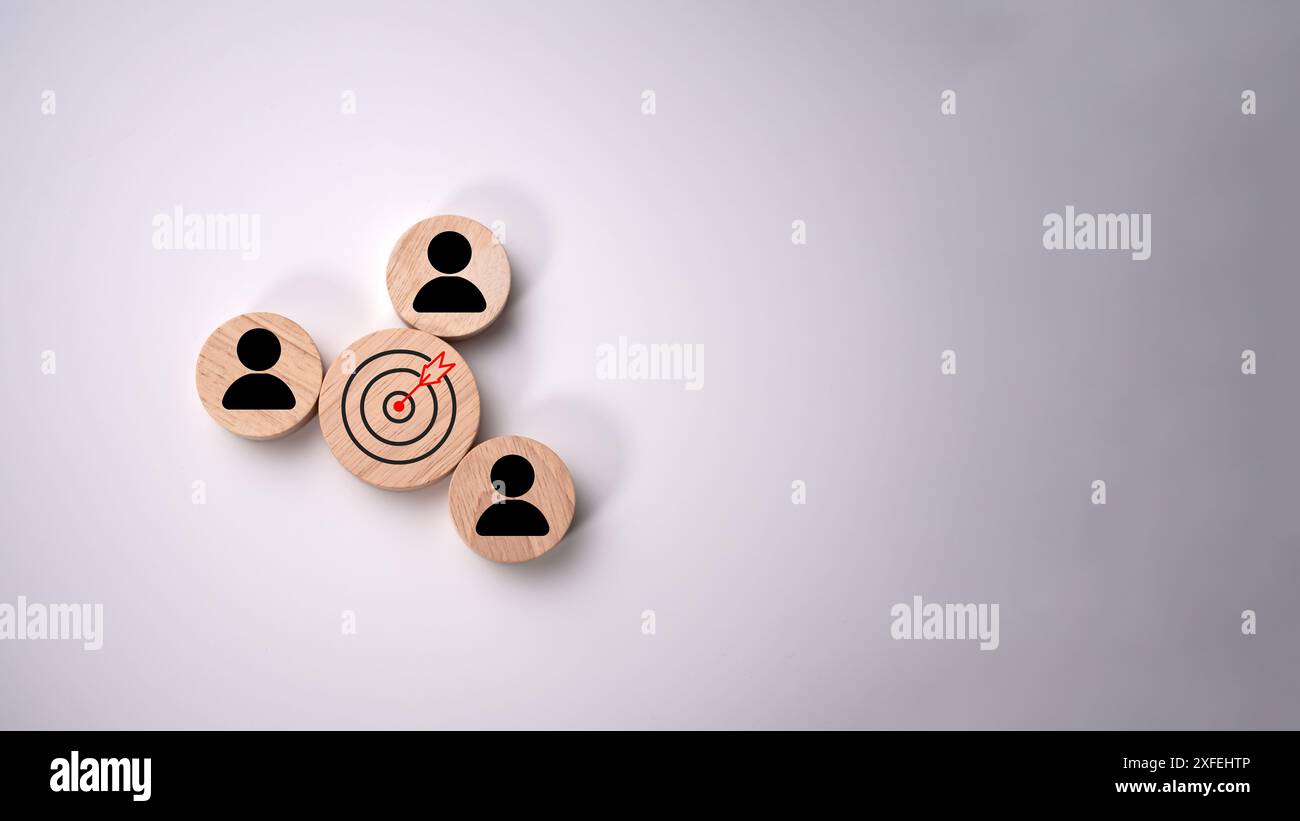 Collegamento tra tavola da disegno e freccia rossa e icona umana per il gruppo di destinazione focalizzato sul cliente e il concetto di gestione delle relazioni con il cliente, cliente target, Foto Stock