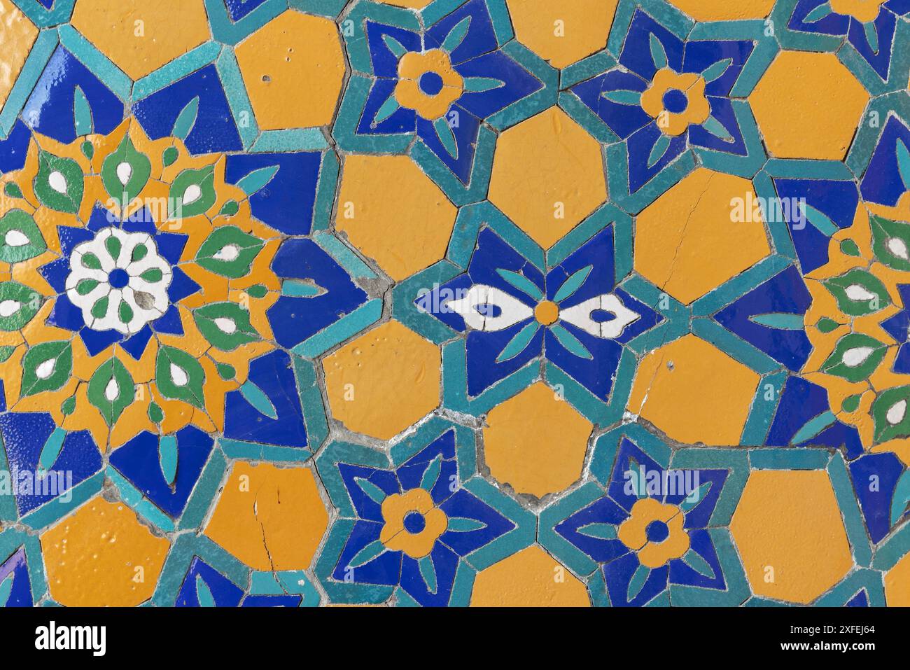 Motivo arabo astratto come parte di un antico mosaico murale, vista frontale ravvicinata Foto Stock