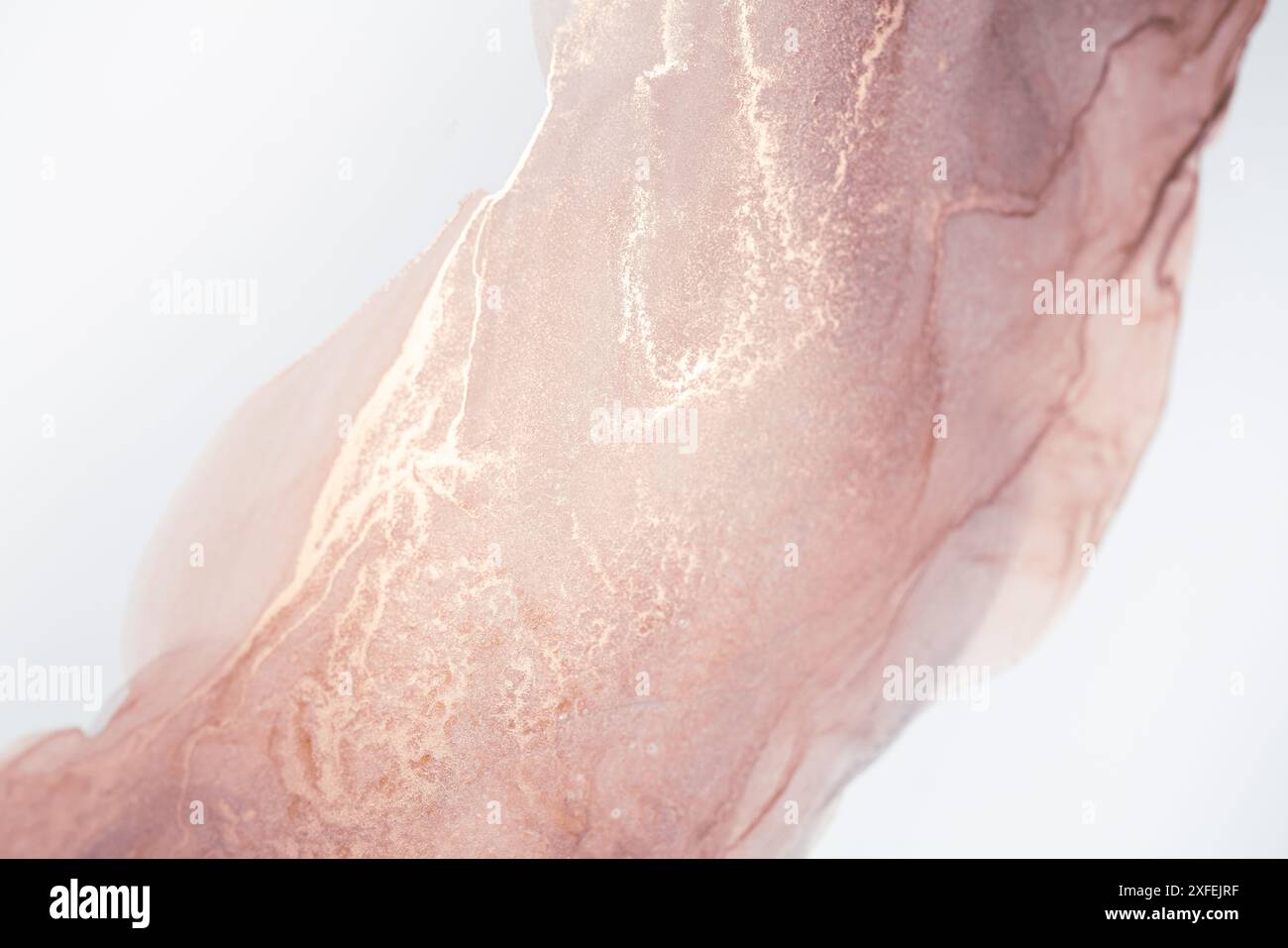 Un primo piano di un vorticoso modello astratto in sfumature di oro rosa e bianco, creato con inchiostri alcolici Foto Stock