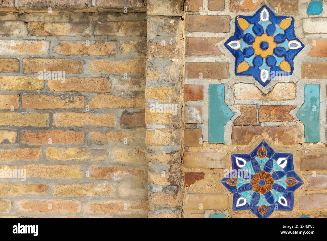 Vecchio muro in pietra con decorazione a motivi arabi, vista frontale, texture per foto di sfondo Foto Stock