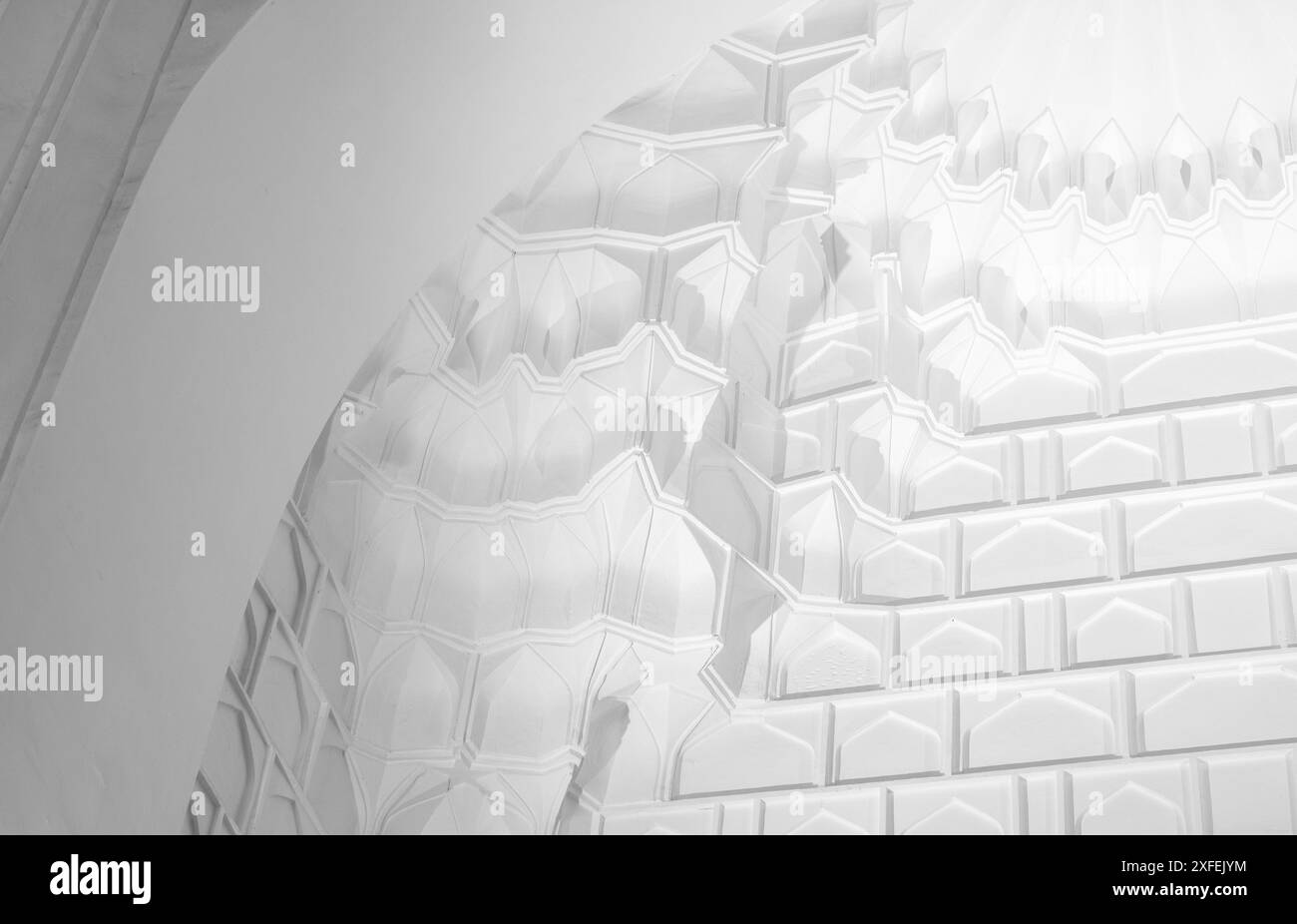 Sfondo fotografico architettonico in stile arabo con soffitto ad arco bianco di un antico mausoleo. Dettagli interni Foto Stock