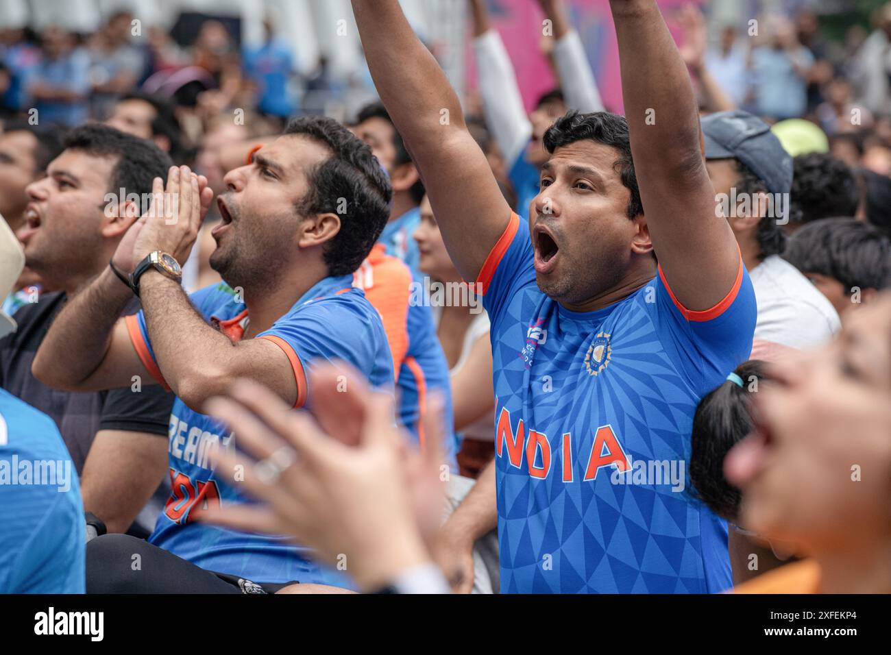 Manhattan, Stati Uniti. 29 giugno 2024. I tifosi dell'India National Cricket Team tifanno il tifo mentre guardano la finale di cricket della Coppa del mondo T20 maschile dell'ICC tra India e Sud Africa al North Oculus Plaza Viewing Party di New York City. (Foto di Derek French/SOPA Images/Sipa USA) credito: SIPA USA/Alamy Live News Foto Stock