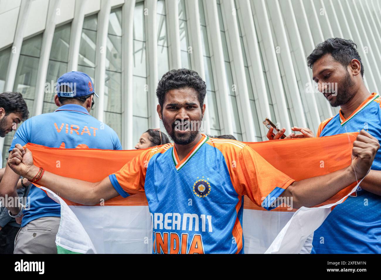 Manhattan, Stati Uniti. 29 giugno 2024. I tifosi dell'India National Cricket Team guardano la finale di cricket della Coppa del mondo T20 maschile dell'ICC tra India e Sudafrica al North Oculus Plaza Viewing Party di New York City. (Foto di Derek French/SOPA Images/Sipa USA) credito: SIPA USA/Alamy Live News Foto Stock