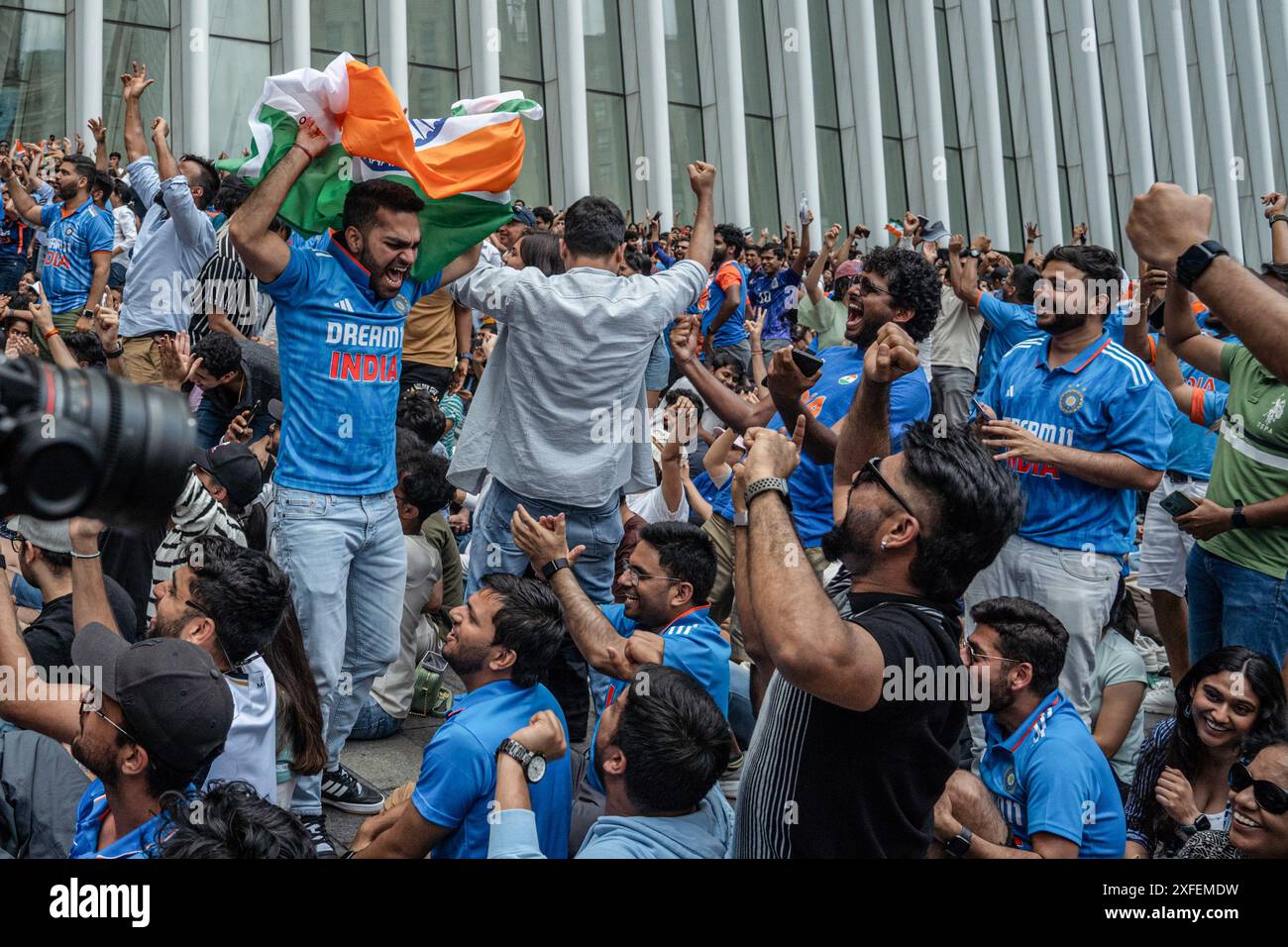 Manhattan, Stati Uniti. 29 giugno 2024. I tifosi dell'India National Cricket Team guardano la finale di cricket della Coppa del mondo T20 maschile dell'ICC tra India e Sudafrica al North Oculus Plaza Viewing Party di New York City. (Credit Image: © Derek French/SOPA Images via ZUMA Press Wire) SOLO PER USO EDITORIALE! Non per USO commerciale! Foto Stock