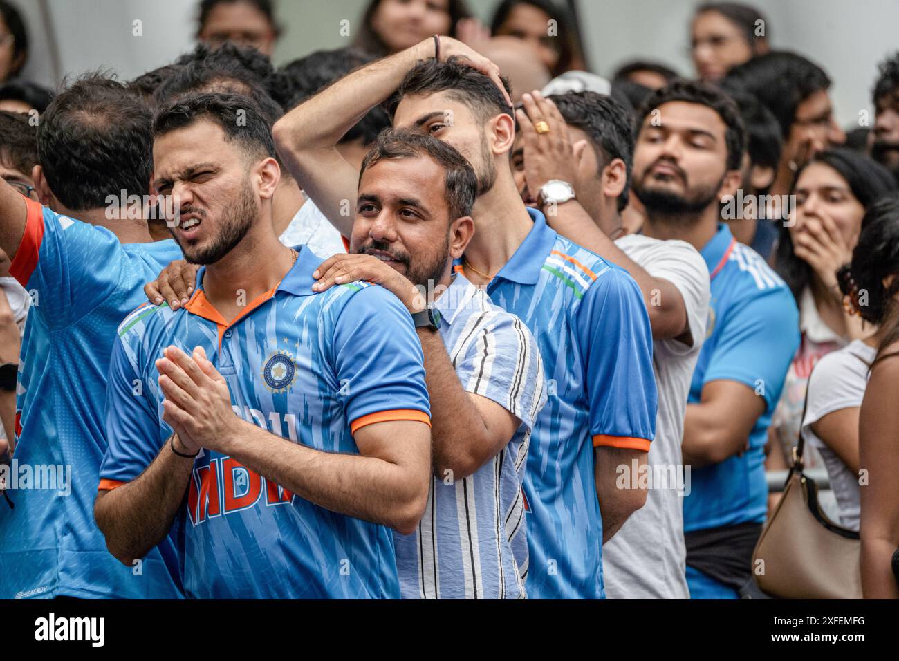 Manhattan, Stati Uniti. 29 giugno 2024. I tifosi dell'India National Cricket Team guardano la finale di cricket della Coppa del mondo T20 maschile dell'ICC tra India e Sudafrica al North Oculus Plaza Viewing Party di New York City. (Credit Image: © Derek French/SOPA Images via ZUMA Press Wire) SOLO PER USO EDITORIALE! Non per USO commerciale! Foto Stock