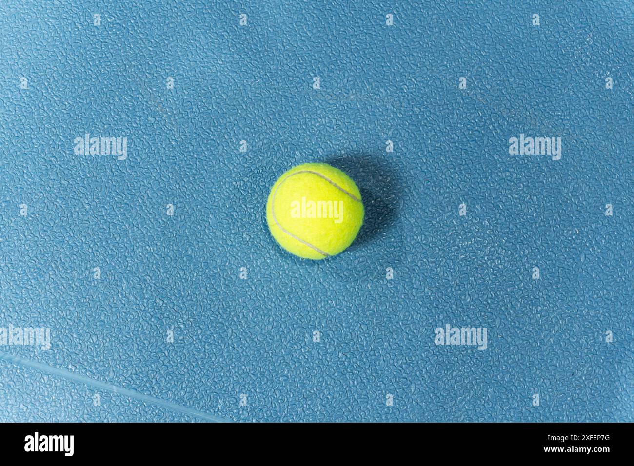 Grande palla da tennis su sfondo blu. minimal design vista superiore Foto Stock