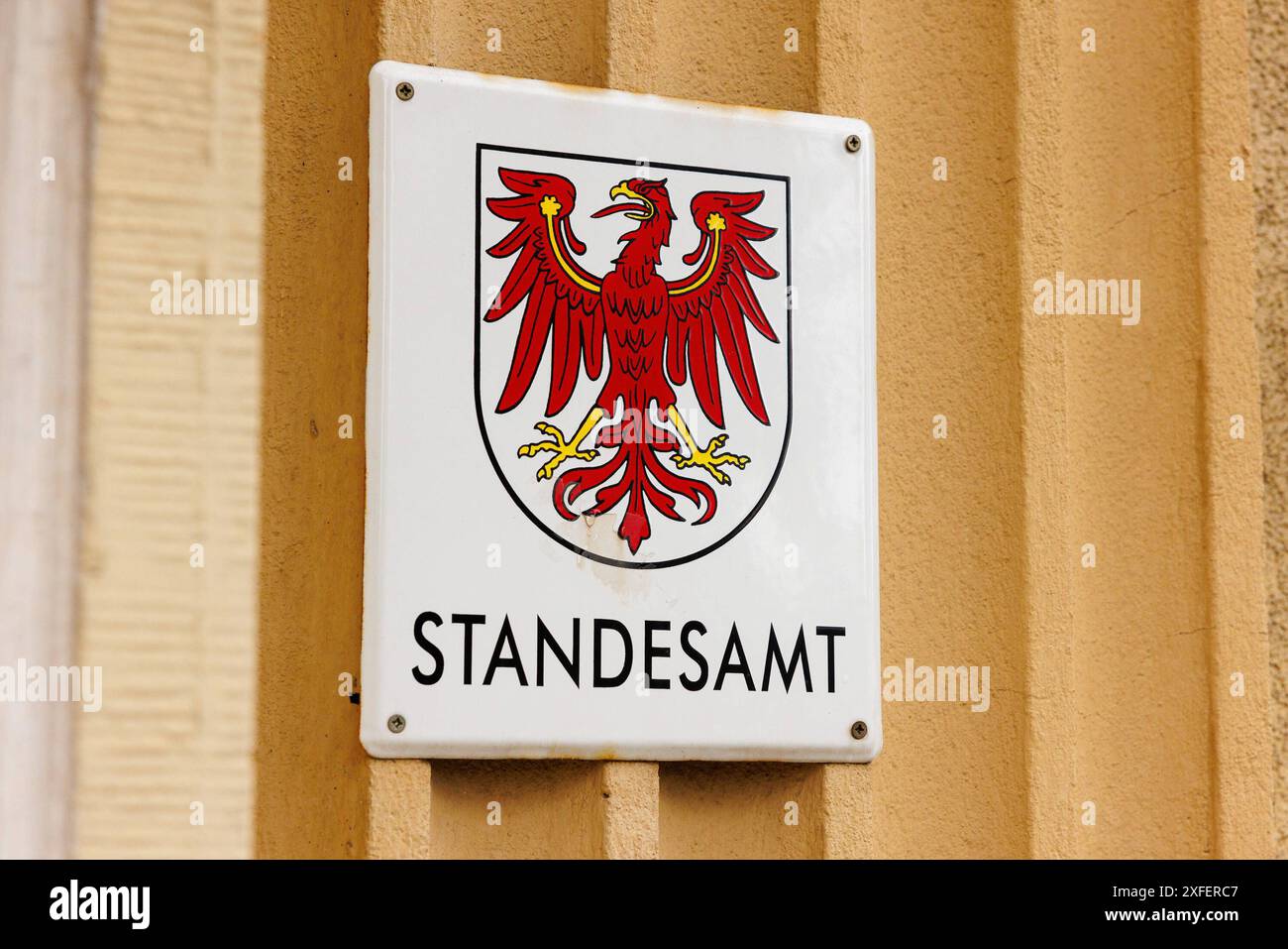 Simbolo: Bund der Ehe Schild am Standesamt Falkensee mit dem Wappen des Bundeslandes Brandeburgo Roter Adler Wappentier Hoheitszeichen Trauung Ehe Hochzeit Braut Braeutigam Standesamt Liebe Heiratszeremonie Bodenheim Rheinland-Pfalz Deutschland *** firma simbolica di patto di matrimonio fotografico presso l'ufficio del registro Falkensee con lo stemma federale del Brandeburgo aquila emblema di animale araldico cerimonia di nozze Sposa Sposa di nozze ufficio registro cerimonia di nozze d'amore Bodenheim Renania Palatinato Germania Copyright: xBEAUTIFULxSPORTS/Hahnex Foto Stock