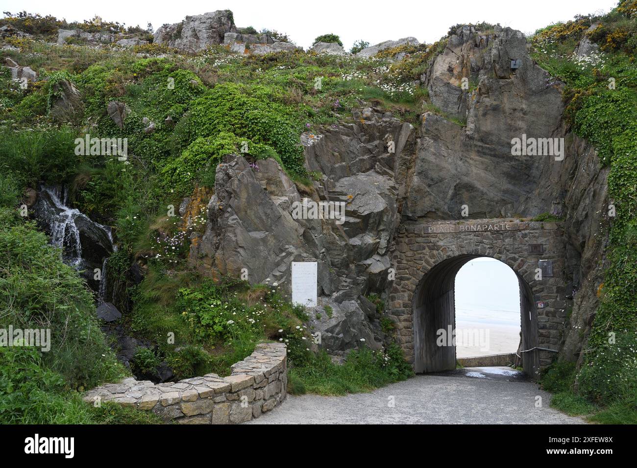 Accesso alla spiaggia di Bonaparte, Francia, Bretagna, Plouha Foto Stock