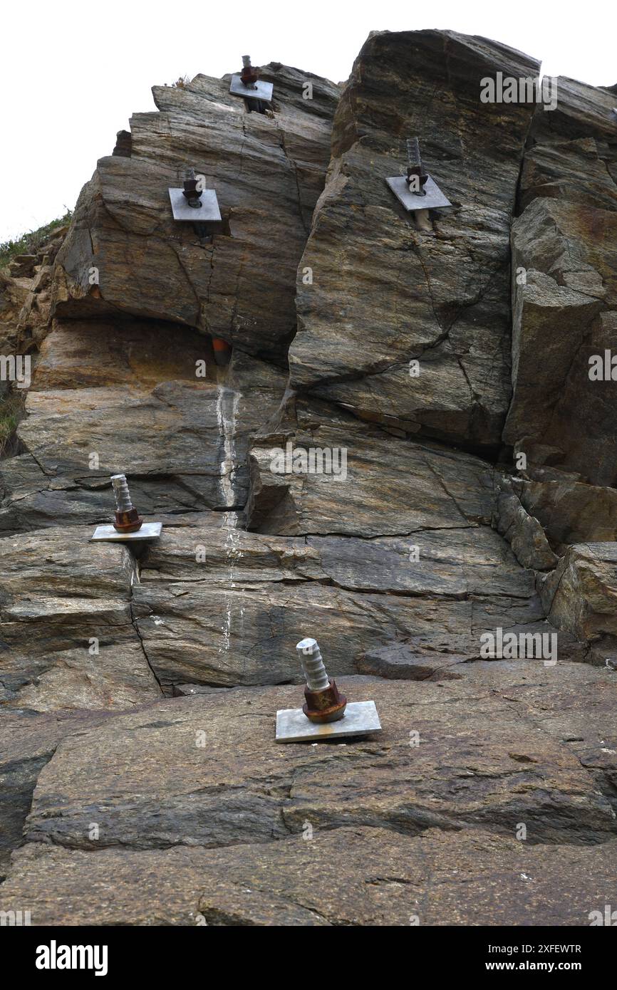 Faccia ripida fissata con bulloni da roccia, Francia, Bretagna Foto Stock