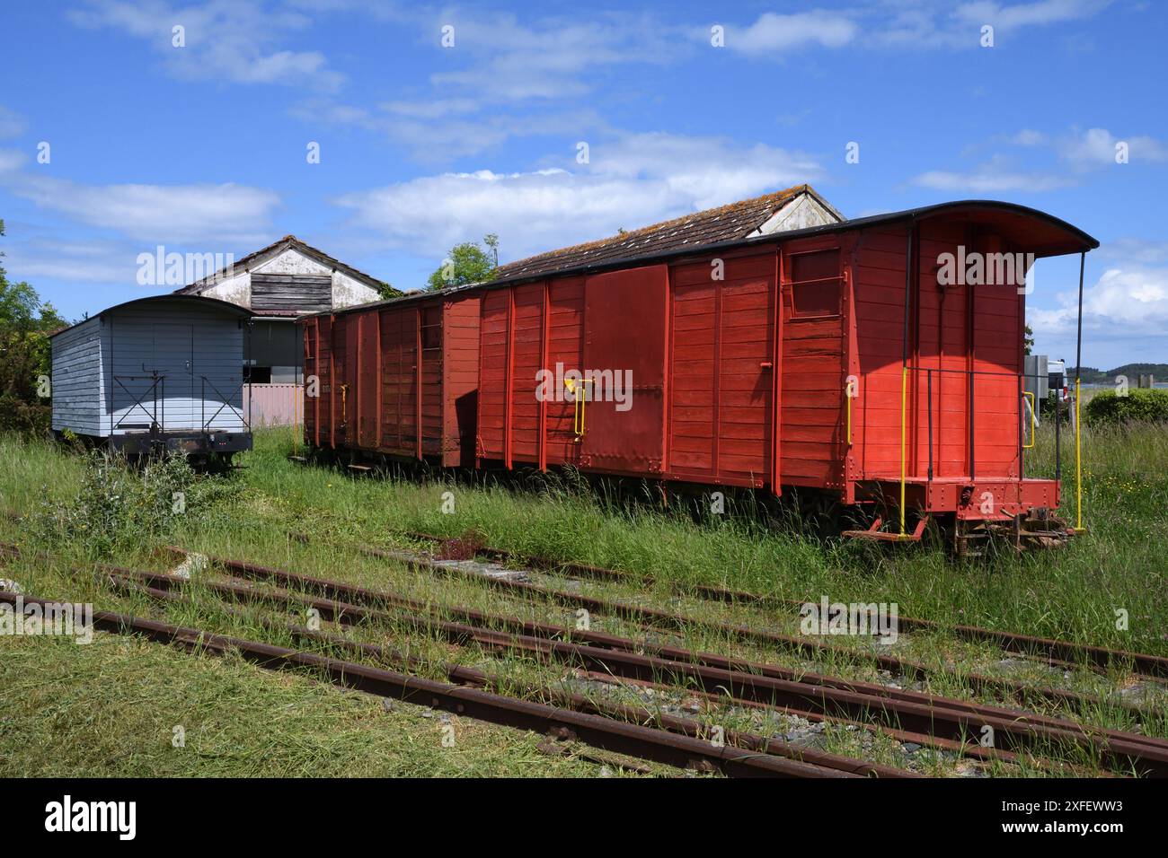Vecchie carrozze ferroviarie, Francia, Bretagna, Lingueux Foto Stock