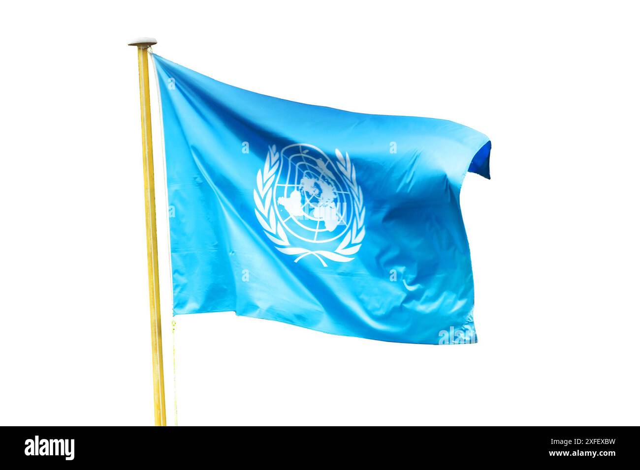 Foto della bandiera blu e bianca dell'ONU (Nazioni Unite) con l'emblema che simboleggia la pace mondiale su un palo isolato su sfondo bianco Foto Stock