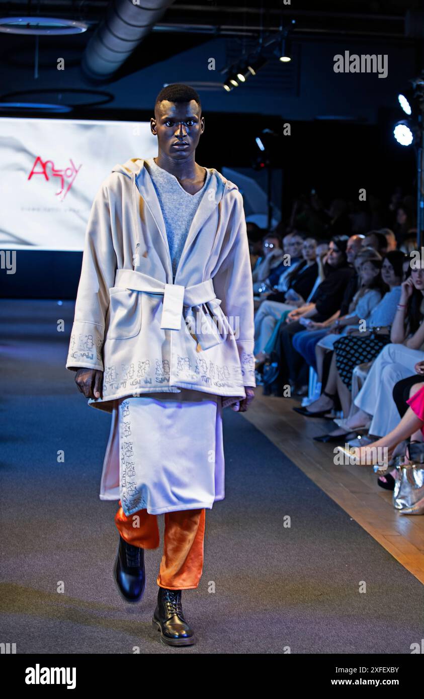 Italia Piemonte Torino Green Pea Torino Fashion Week 2024 - sfilata di abiti di An-Joy Foto Stock