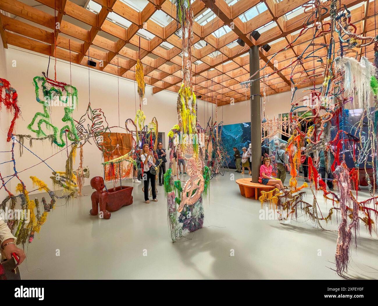 Italia, Biennale di Venezia 2024 - opera dello scultore Julien Creuzet nel Padiglione francese. Foto Stock