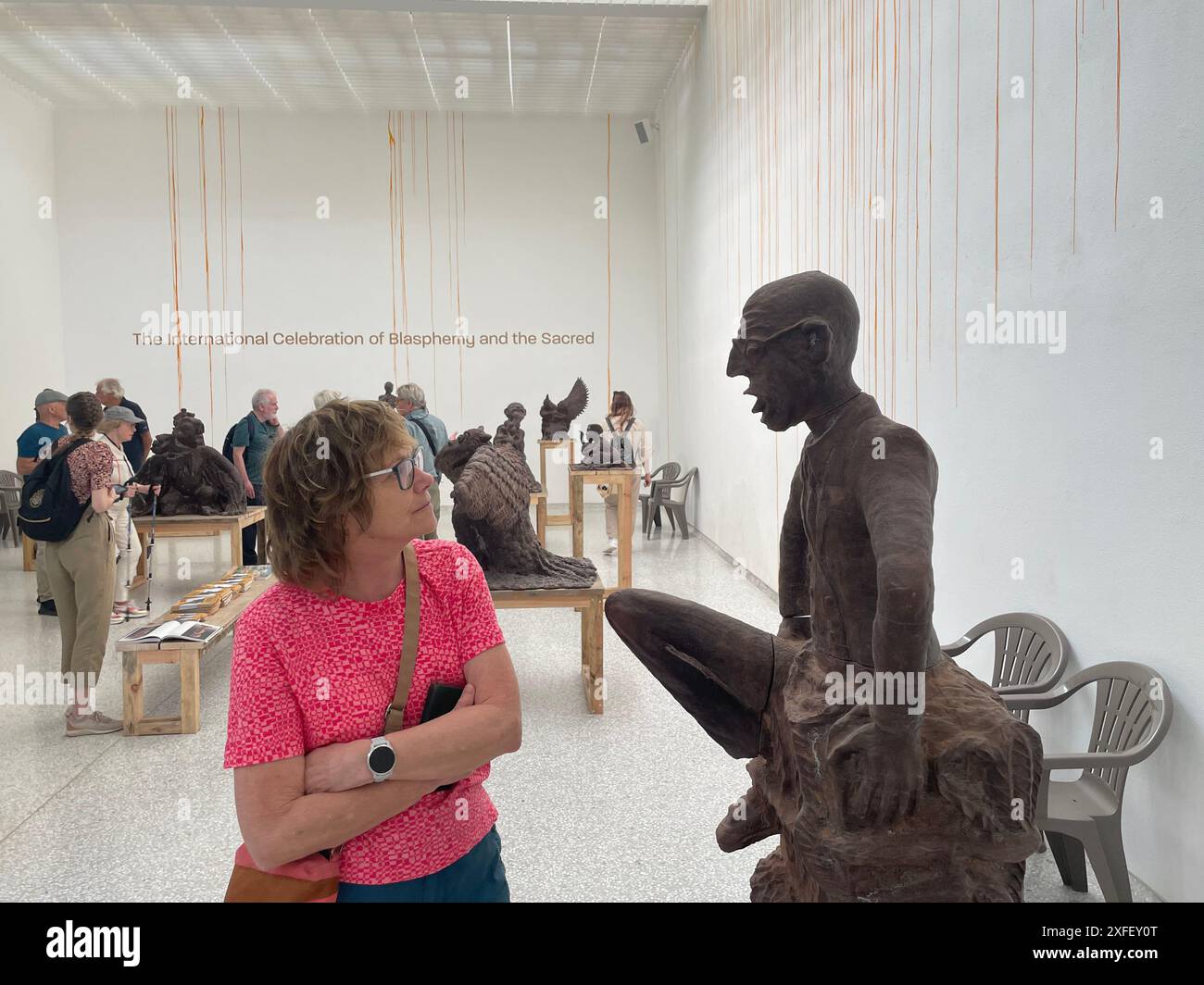 Italia, Biennale d'Arte di Venezia 2024 - nel padiglione olandese, l'artista Renzo Martens e i residenti di Lusanga, Congo hanno realizzato sculture a base di olio di palma e coc Foto Stock