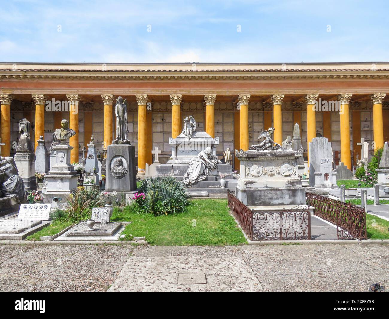 Italia - il cimitero monumentale della Certosa di Bologna è un ex monastero certosino. Foto Stock