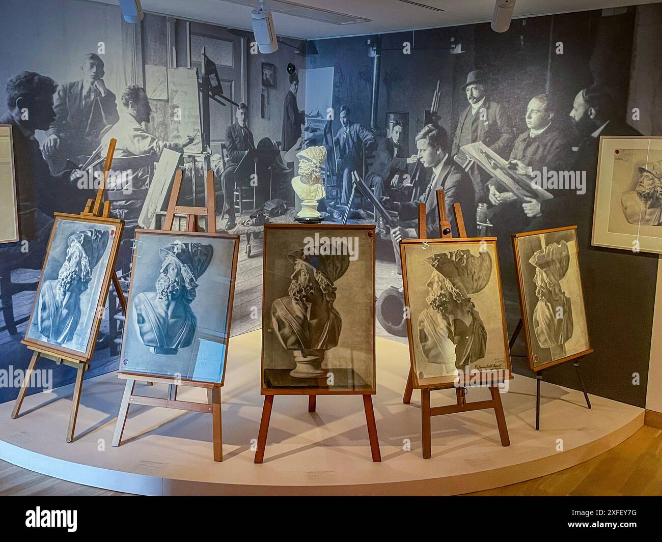 Paesi Bassi, al Dordrechts Museum una vecchia foto mostra come i pittori studenteschi dipingevano un busto in uno studio. Foto Stock
