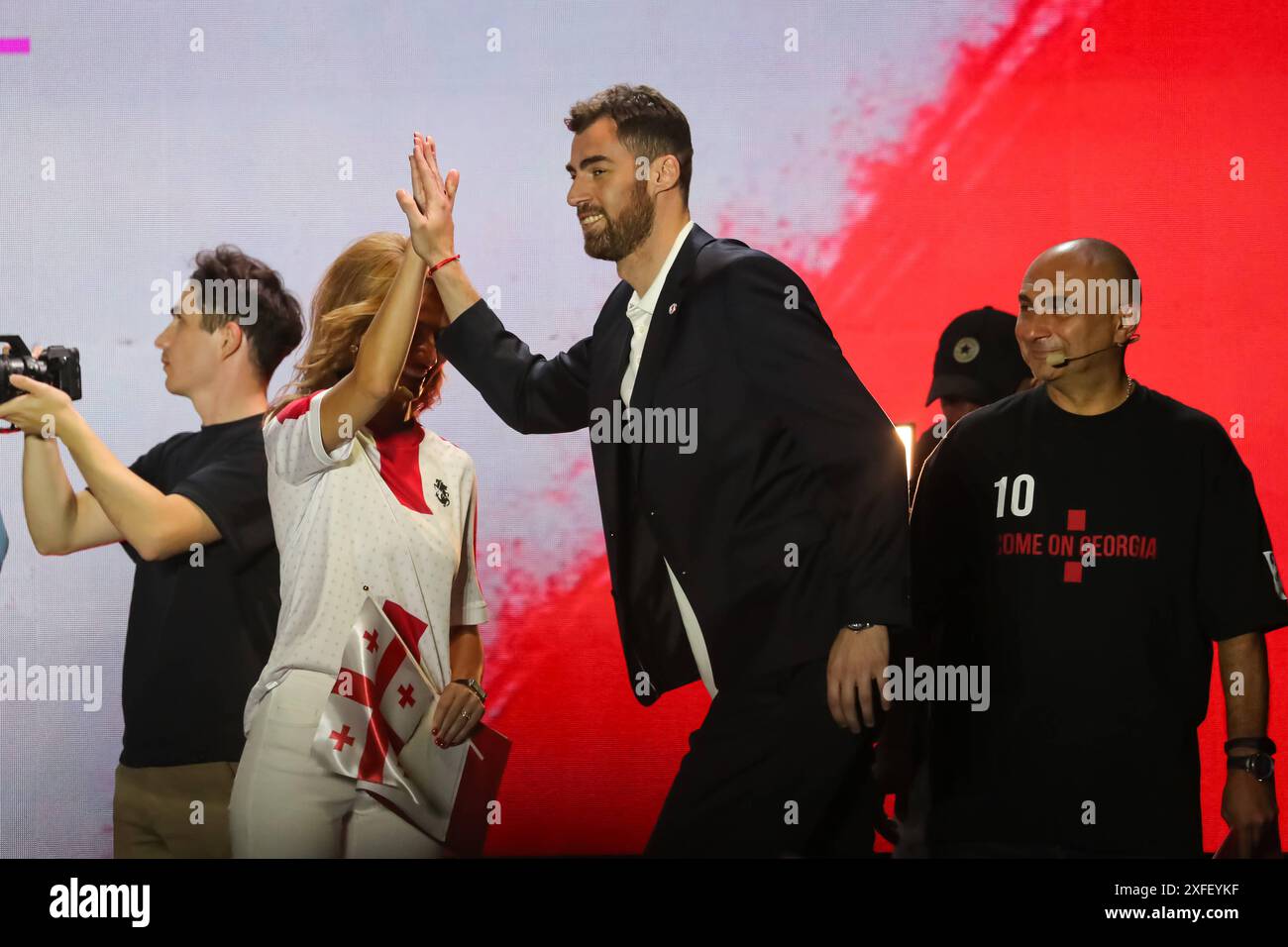 Il giocatore della nazionale georgiana Solomon Kvirkvelia durante l'incontro con i tifosi dopo il Campionato europeo di calcio 2024 nella piazza Liberty il 2 luglio 2024 a Tbilisi, Georgia. Tbilisi Freedom Monument, Freedom Square, Mtatsminda, Mtatsminda District, Tbilisi, 0136, Georgia Georgia Copyright: xArturxStabulnieksx 582229 Foto Stock