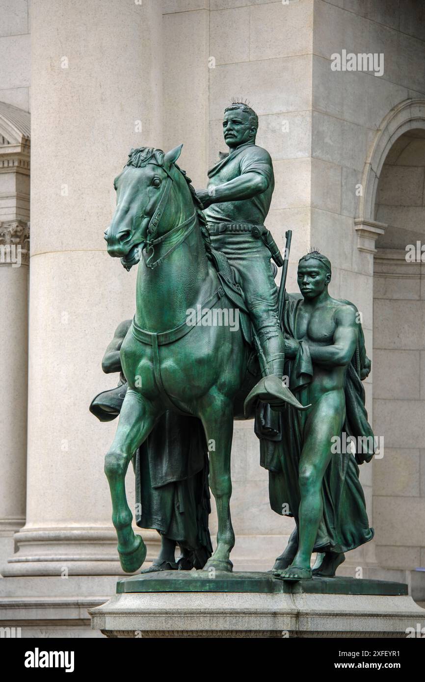 La statua equestre di Theodore Roosevelt, una scultura in bronzo di James Earle Fraser, situata fuori dall'American Museum of Natural History di New Y Foto Stock