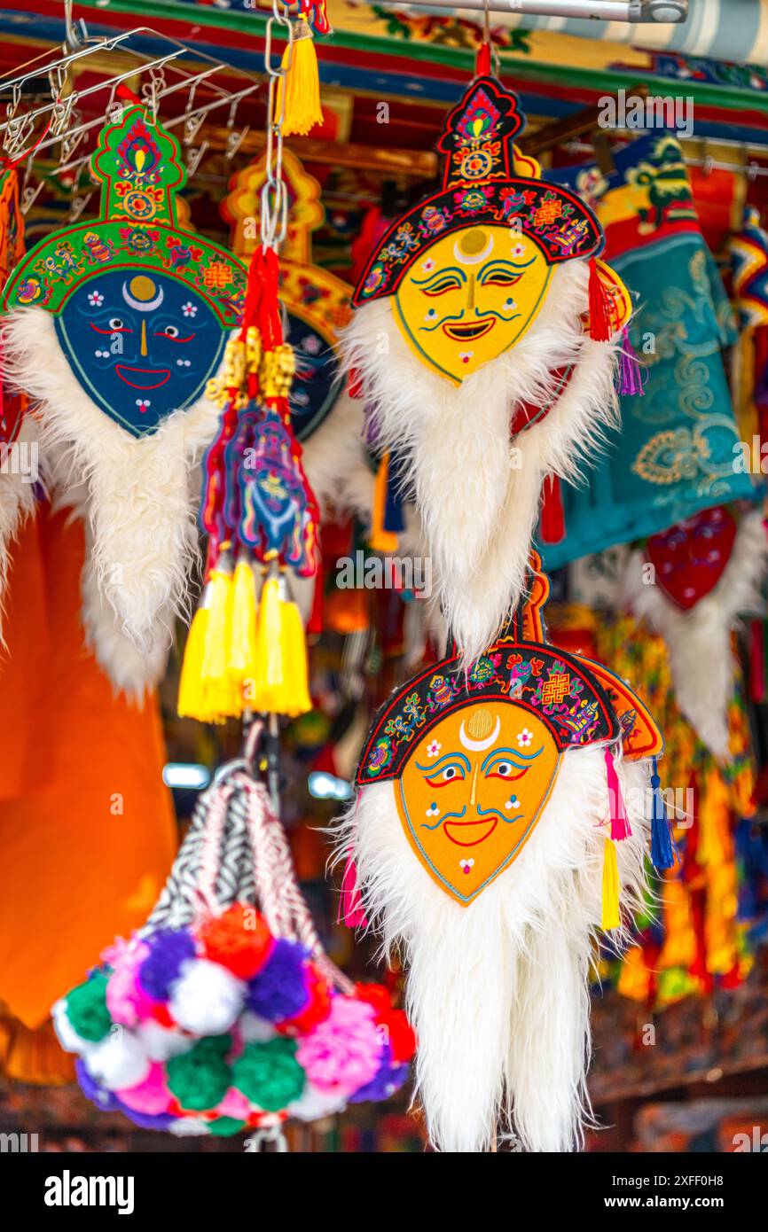 Souvenir al mercato delle pulci di Lhasa, Tibet. Lhasa è una città a livello di prefettura, una delle principali divisioni amministrative del Tibet. Foto Stock