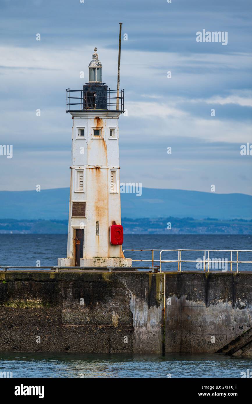 Faro di Chalmers sulla West Breakwater del porto di Anstruther nell'East Neuk di Fife Foto Stock