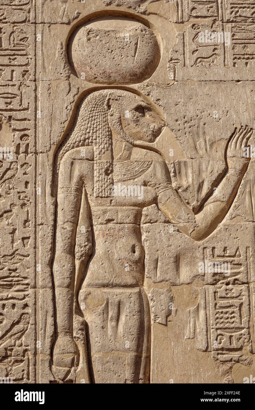 Pareti esterne del Tempio di Khnum a Esna, Egitto Foto Stock