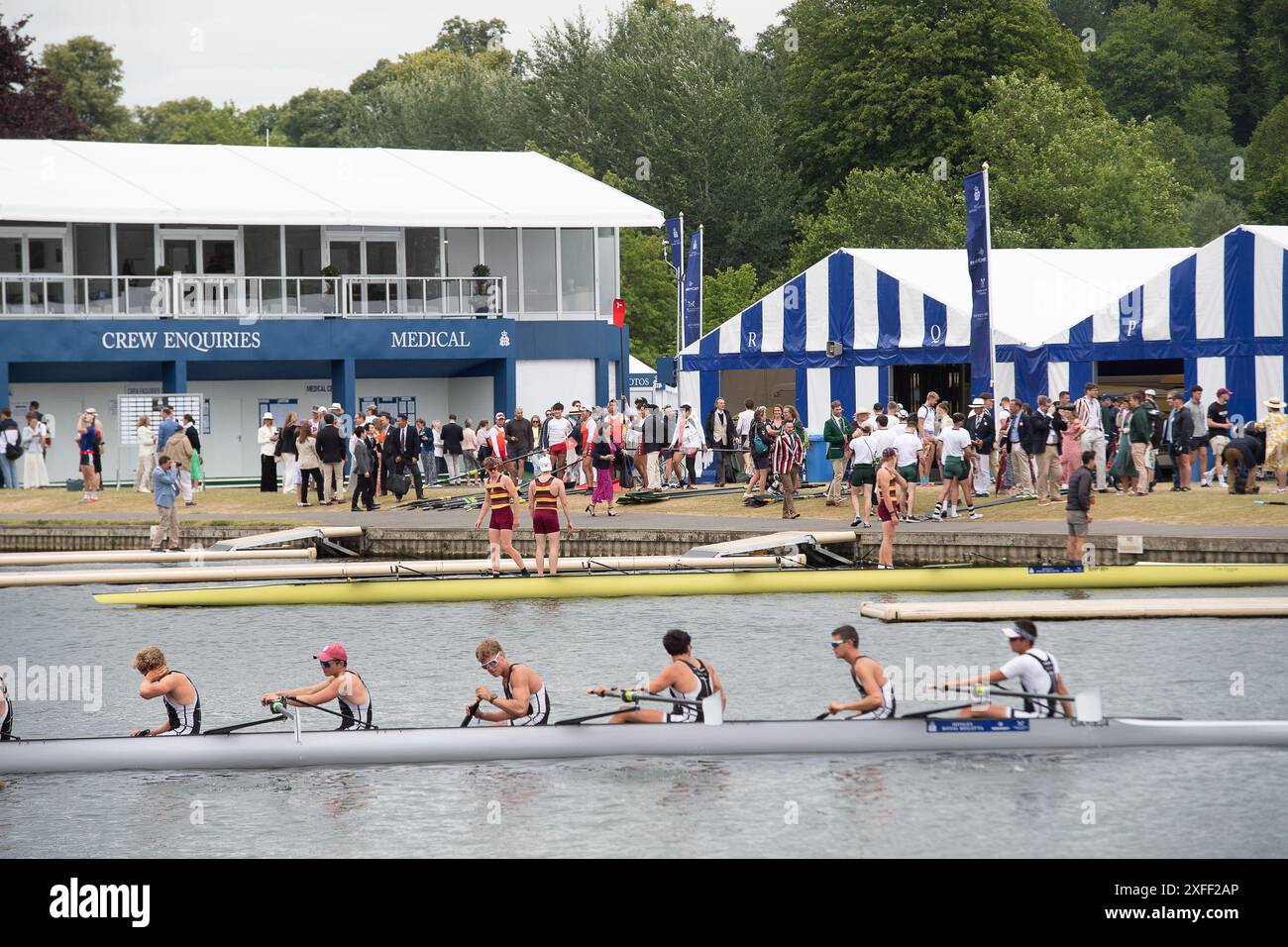 Henley-on-Thames, Regno Unito. 3 luglio 2024. Vogatori sul Tamigi a Henley. Secondo la BBC, "sono state sollevate preoccupazioni sui livelli di E.coli nel Tamigi davanti alla regata reale di Henley. Il gruppo campagna River Action ha detto che il suo campionamento delle acque da parte di cittadini scienziati vicino a Fawley Meadows ha mostrato "livelli allarmanti" di batteri E.coli che possono causare gravi infezioni. Thames Water, il cui campionamento ha mostrato livelli più bassi, ha detto che lo studio era "allarmista". Gli organizzatori della regata hanno fornito indicazioni ai partecipanti su "ridurre al minimo il rischio di malattie dovute alla vicinanza all'acqua inquinata". "Credito: Foto Stock