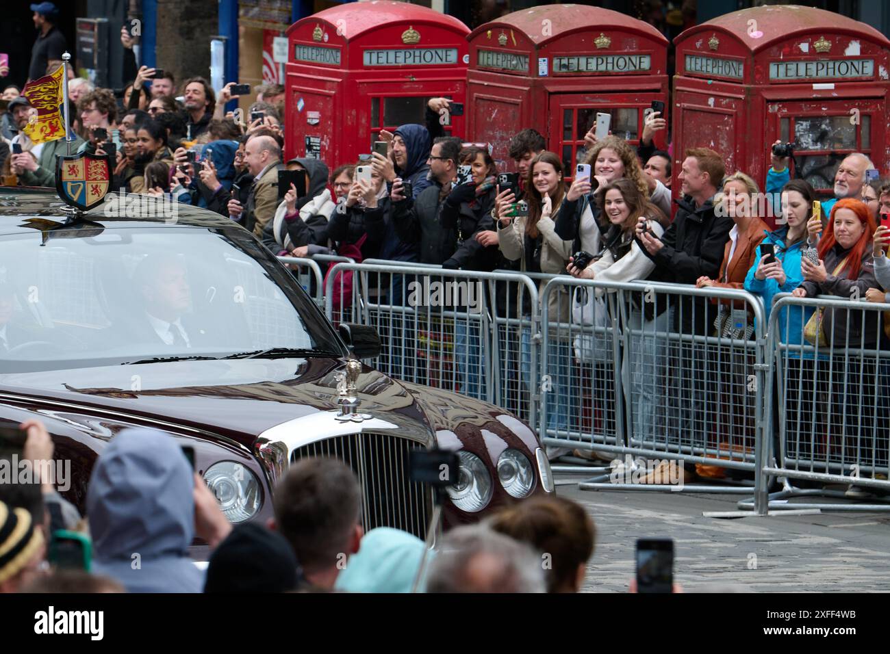 Edimburgo Scozia, Regno Unito 03 luglio 2024. Folle sul Royal Mile vicino alla cattedrale di St Giles davanti al re Carlo III ordine del Cardo. credito sst/alamy notizie in diretta Foto Stock