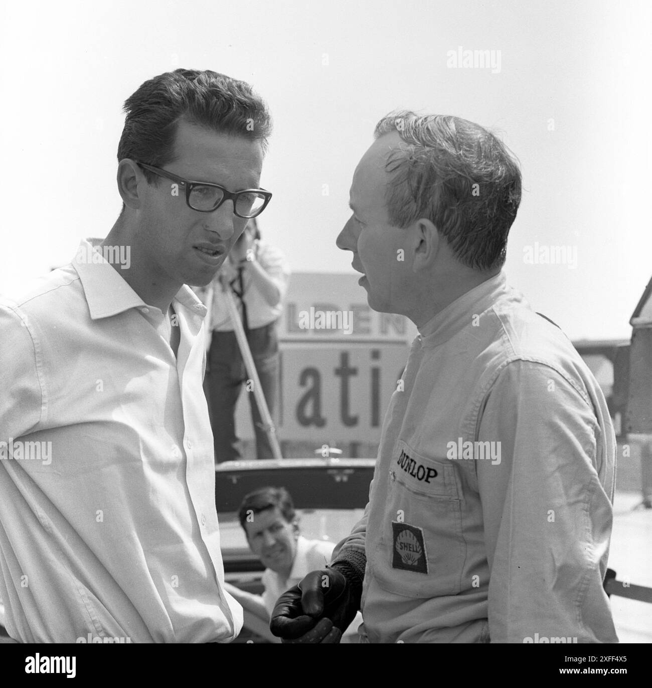 Mauro Forghieri e John Surtees, Silverstone maggio 1965 Foto Stock