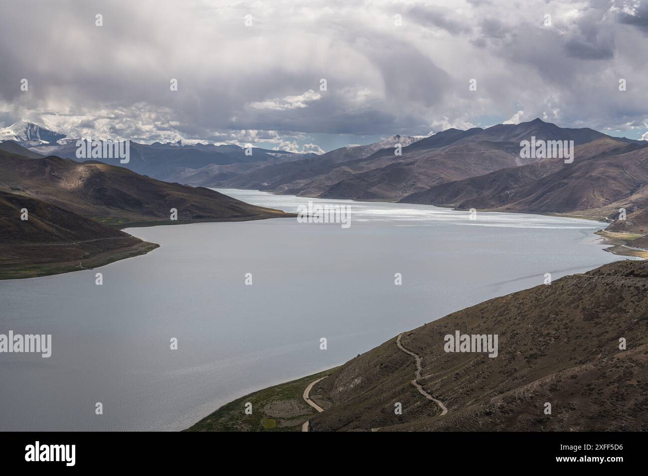 Vista panoramica del lago Yamdrok in Tibet da un alto punto panoramico, copia spazio per il testo Foto Stock
