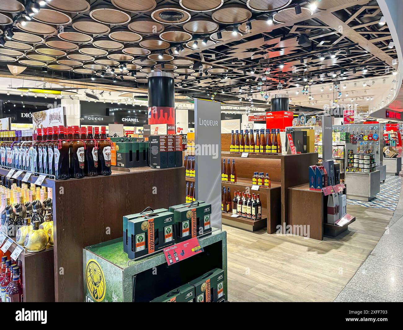 Duty Free am Flughafen Izmir in der Türkei. // 04.05.2024: Smirne, Türkei, Europa *** Duty Free presso l'aeroporto di Smirne in Turchia 04 05 2024 Smirne, Turchia, Europa Foto Stock