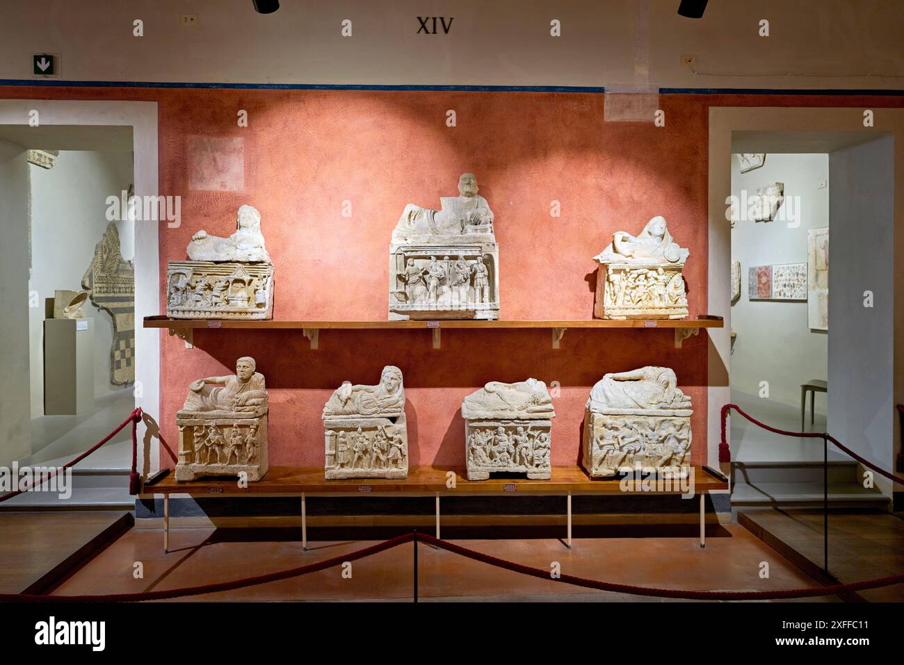 Volterra Toscana Italia. Museo Guarnacci dei manufatti etruschi. Urne cinerarie Foto Stock